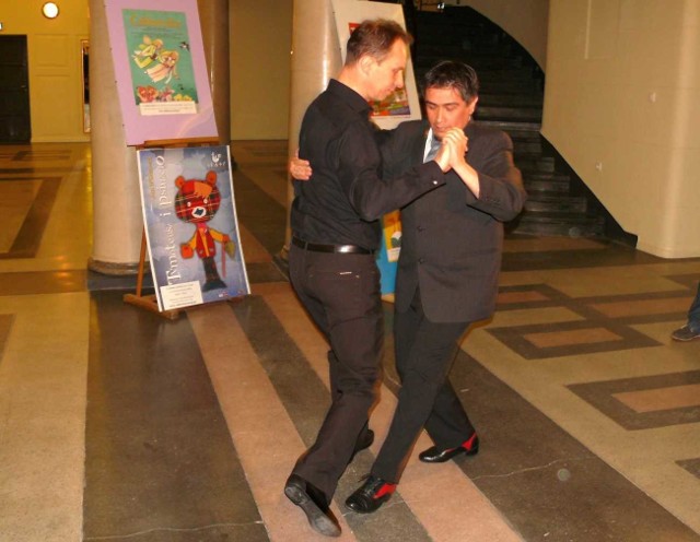 Andrzej Adamczyk i Cristian Rubin tańczą tango &#8211; początkowo taniec tylko dla mężczyzn.