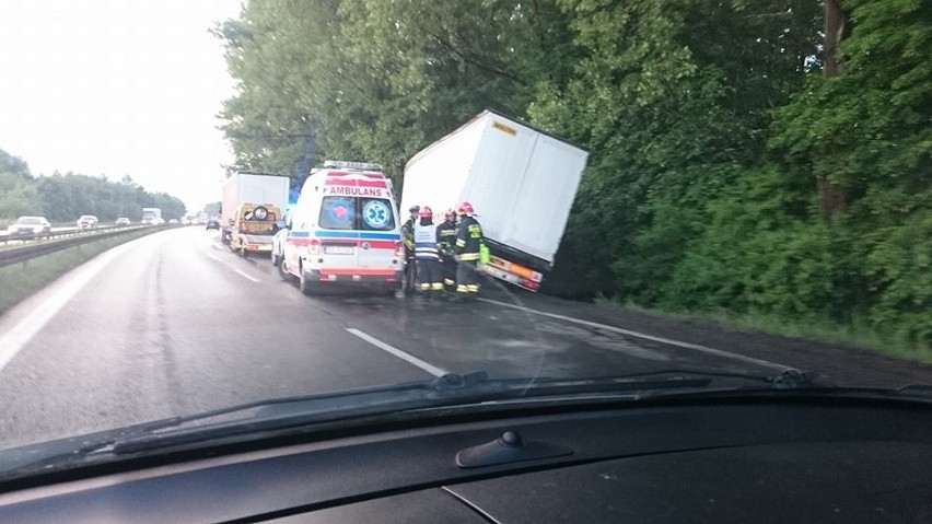 Wypadek drogowy w Będzinie na DK 86. TIR wpadł do rowu