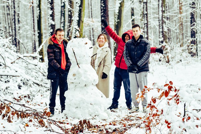 Od rana w Żarach padał gęsty i nieprzebrany biały puch. Potem zamienił się w śnieg z deszczem. Pewnie dlatego w niedzielny poranek Zielony Lasy zapełnił się spacerowiczami, którzy chcieli wykorzystać okazję i pierwszy raz tej zimy ulepić bałwana czy porzucać się śnieżkami. Niestety wraz z upływem dnia i padającym deszczem biały pych zamieniał się w brudną breję. Ale jest nadzieja, że w nadchodzącym tygodniu będzie go więcej i ze w końcu będziemy mieć prawdziwą zimę.Ostrzeżenie IMGW dla województwa lubuskiego. Uważajcie na siebie!Tak wygląda Zielony Las pod puchową pierzynką[xlink]