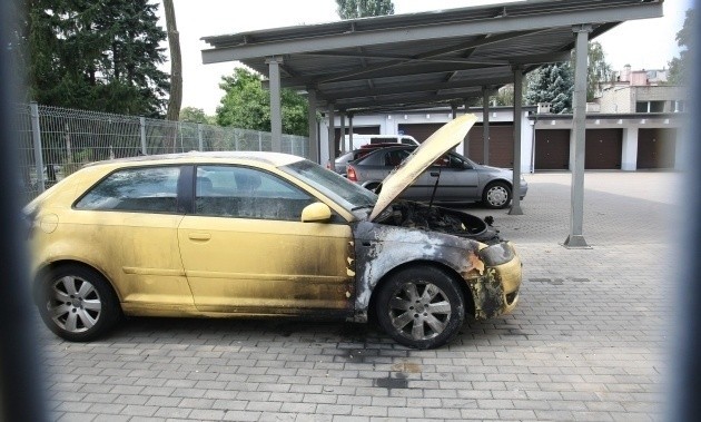 Podpalono m. in. żółte audi policjantki z Wydziału Dochodzeniowo-Śledczego Komendy Wojewódzkiej.