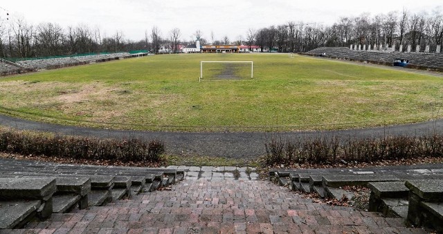 Stadion w sąsiedztwie parku Bednarskiego od wielu lat jest nieremontowany i popada w ruinę