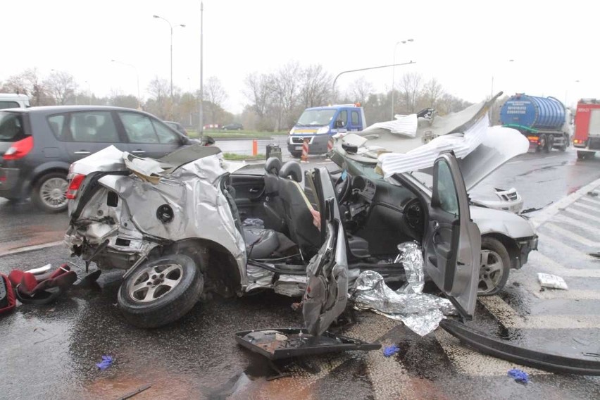 Śmiertelny wypadek na Psim Polu. Saab staranował inne auta