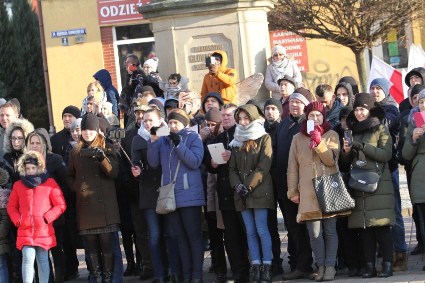 Na Placu Bartosza Głowackiego w Tarnobrzegu  „Terytorialsi” wypowiedzieli rotę przysięgi wojskowej. Było bardzo uroczyście (duzo zdjęć)