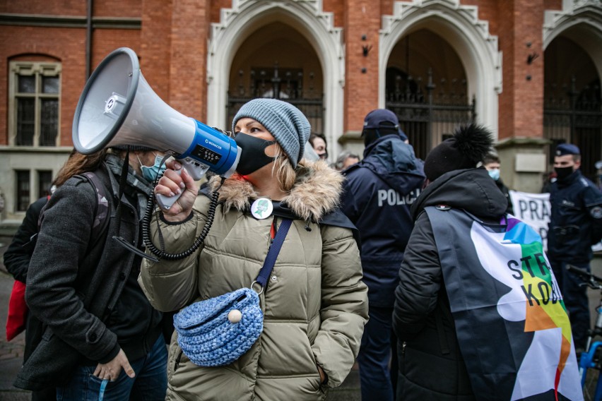 Kolejna odsłona Strajku Kobiet w Krakowie. Policja blokuje pochód "13 grudnia 2020 ogłaszamy stan rewolucji na terenie całego kraju"