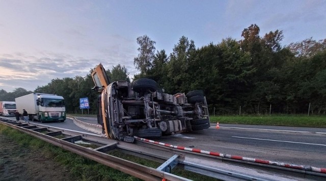 Przewrócona ciężarowka blokuje jezdnię w kierunku Wrocławia