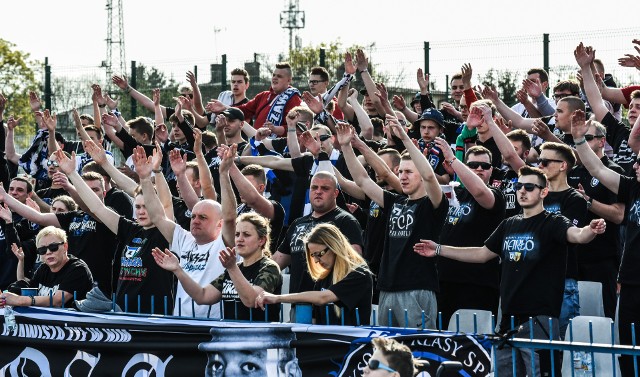 Zawisza Bydgoszcz pokonał Fliska Złotoria 3:0 w kolejnym meczu I grupy V ligi. Gole strzelili Patryk Straszewski, Adrian Brzeziński i Adam Wiśniewski. Niebiesko-czarni sprawili swoim sympatykom prezent na Wielkanoc. Zawiszanie umocnili się na pozycji lidera.