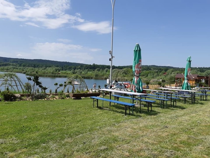 Przygotowania do otwarcia sezonu na Plaży Ostrów koło...