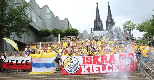 Zanim Vive Tauron Kielce po ekscytującym meczu 29 maja 2016 roku pokonało MVM Veszprem, około 600 kieleckich kibiców zebrało się na placu obok słynnej katedry w Kolonii i przez most na Renie przemaszerowało do hali Lanxess Arena, gdzie odbywał się mecz. Przypominamy to wydarzenie na zdjęciach.Zobacz kolejne zdjęcia. Przesuwaj zdjęcia w prawo - naciśnij strzałkę lub przycisk NASTĘPNE GDZIE SĄ CHŁOPCY Z TAMTYCH LAT, CZYLI CO DZIŚ ROBIĄ BYŁE GWIAZDY VIVE KIELCE [ZDJĘCIA] [B]POLECAMY RÓWNIEŻ:[/B][tabela][tr][td sz=300]IGOR KARACIĆ SIĘ ZARĘCZYŁ. ZOBACZ JEGO PIĘKNĄ WYBRANKĘ[/td][td sz=300]PIĘKNOŚĆ Z UKRAINY. ZOBACZ PARTNERKĘ ARTIOMA KARALIOKA[/td][/tr][td]BYŁY ZAWODNIK VIVE KIELCE JEST CZOŁOWYM POKERZYSTĄ ŚWIATA. WYGRYWA MILIONY DOLARÓW