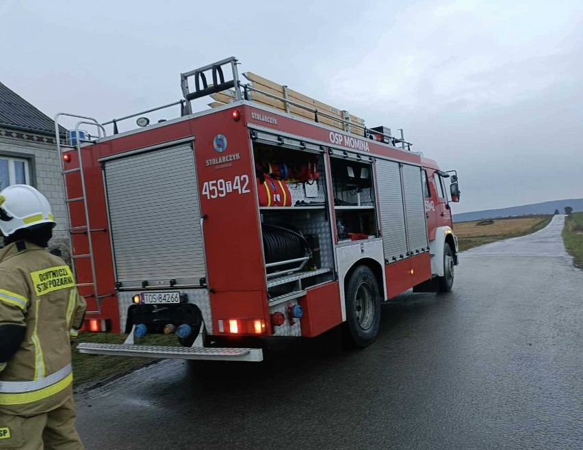 Samochód stanął w ogniu na posesji w miejscowości Worowice. Akcja straży pożarnej