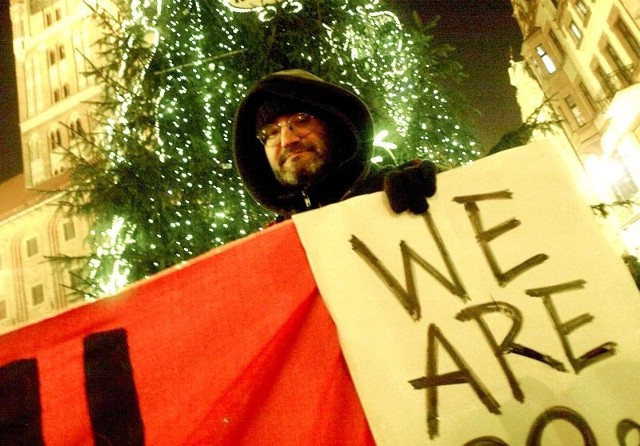 Xavier, Hiszpan spod Torunia, manifestował przypominając przewodnie haslo ruchu "Oburzonych&#8221; - "To my jesteśmy 99 procentami&#8221;