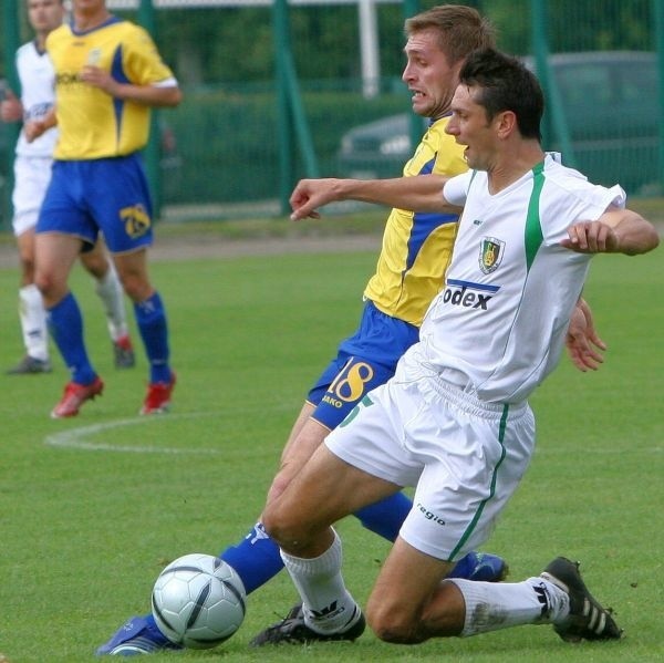 Piłkarze Stali Stalowa Wola (z prawej Tadeusz Krawiec) przegrali z Piastem w Gliwicach 0:2 (0:1).