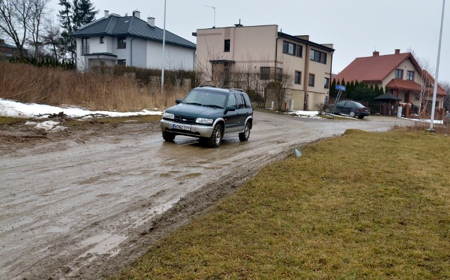 Ul. Biskupińska. Jedna z ok. 120 gruntowych ulic na terenie Lublina. Mieszkańcy chcą, aby położono na niej asfalt