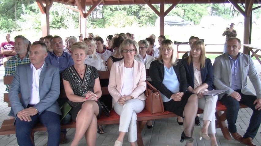 Narodowe Czytanie w gminie Włoszczowa nad zalewem Klekot. Polskie nowele czytali burmistrz, koła gospodyń, był kabaret (DUŻO ZDJĘĆ, WIDEO)