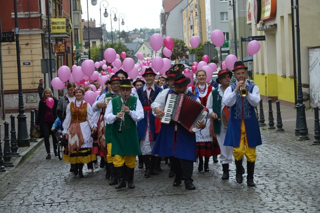 Różowe baloniki poleciały w niebo. 7. Bytowski Marsz Różowej Wstążeczki pod honorowym patronatem dr Anny Sinkiewicz przeszedł ulicami miasta.