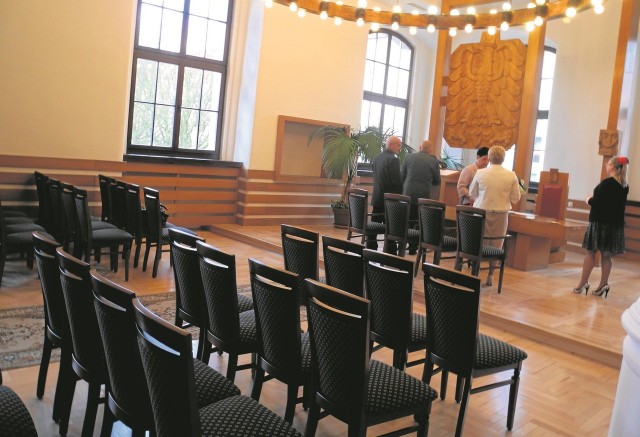 W USC ustawiono pięćdziesiąt takich krzeseł. Wygodniej jest nie tylko młodej parze i jej świadkom, ale i gościom nowożeńców