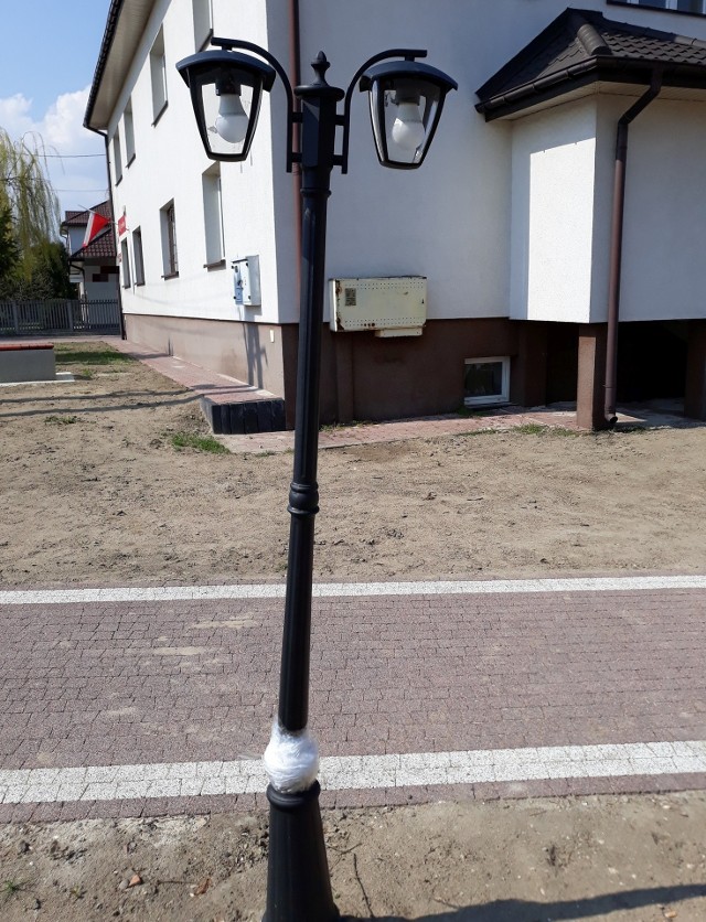 Uszkodzona lampa w Tuczępach