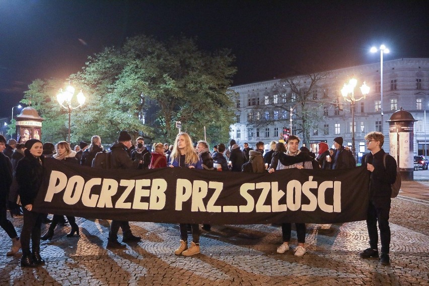 "Pogrzeb Prz_szłości" w Szczecinie. "Żałobnicy" przeszli ulicami miasta. To protest w sprawie klimatu [ZDJĘCIA]