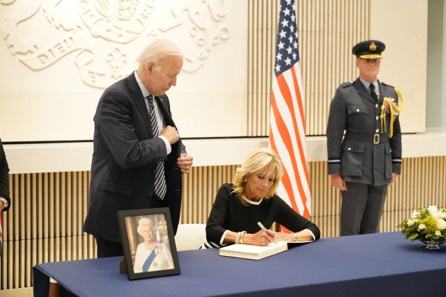 Bidenowie wpisali się do księgi kondolencyjnej w brytyjskiej ambasadzie w Waszyngtonie