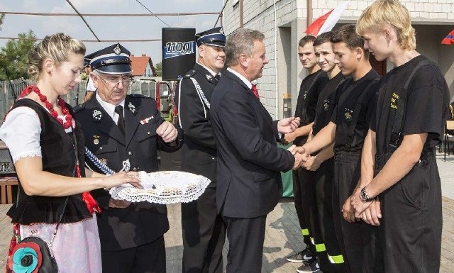 Burmistrz Pińczowa Włodzimierz Badurak wręczał odznaki najmłodszym strażakom zagojskiej Ochotniczej Straży Pożarnej. W czasie uroczystości można było przekonać się, że na południowo-wschodnim cyplu gminy rosną zastępy młodych i odważnych strażaków.