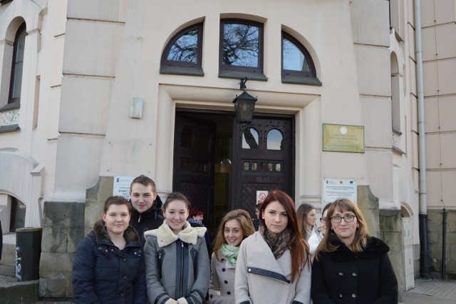 Studenci są zadowoleni z lokalizacji instytutu. - Blisko dworca i łatwo tu dojechać - mówi Katarzyna Znamirowska (pierwsza z prawej)