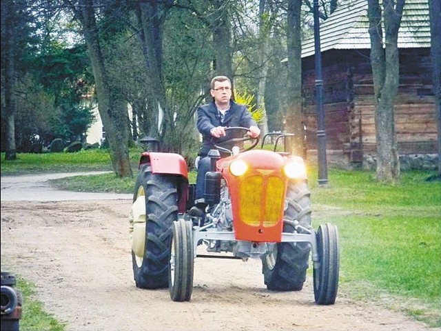 Orłoś zwiedza Muzeum Rolnictwa w Ciechanowcu. Czy Anna Karna przebije go swymi pomysłami?