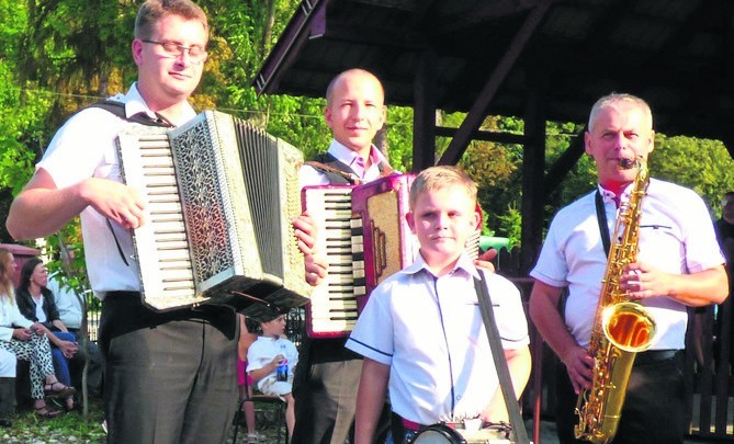 O oprawę muzyczną dożynek zadbał zespół Rogowski Klan, z......