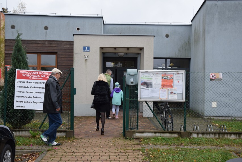 Wybory samorządowe 2018. Mieszkańcy Oświęcimia licznie ruszyli do urn. Głosował też Janusz Chwierut [ZDJĘCIA]