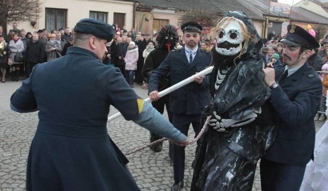 Jak co roku od setek lat na ulicach podradomskiego Jedlińska Śmierć zostanie ujęta, osądzona i ścięta katowskim mieczem.