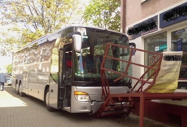 Ul. Grunwaldzka. Autobus bez kierowcy wjechał w budynek (wideo)