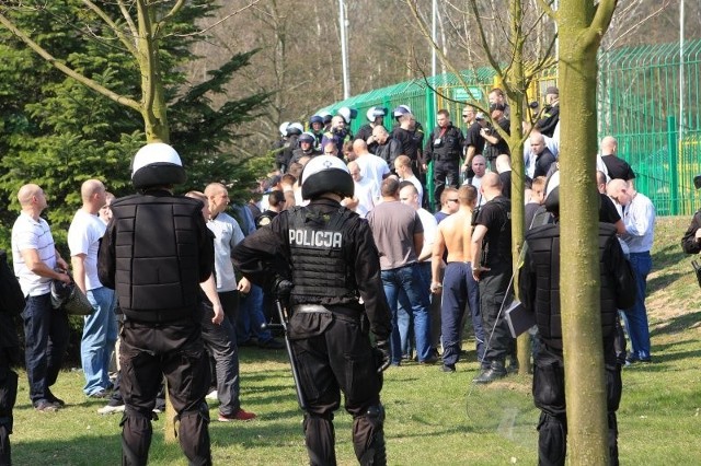 Sympatycy Zagłębia Sosnowiec w czasie sobotniego meczu w Policach z Chemikiem. Część weszła na stadion, a część oglądała mecz zza płotu. Tylko, czy rzeczywiście oglądała?