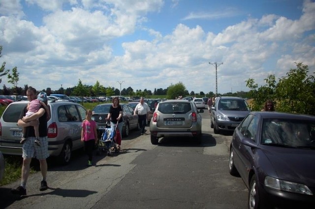 Oficer rowerowy ocenia, że na drogach dojazdowych, jak i na samym parkingu na Bolko, mogło w niedzielę zaparkować 700 samochodów. Tymczasem parking ma tylko nieco ponad 200 miejsc.