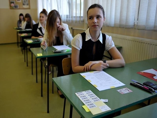 Maturzyści z Przemyśla podczas matury z matematyki. Dzisiaj przed nimi egzamin z języków obcych.