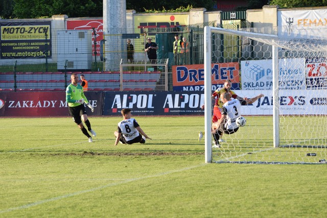 W sobotni wieczór Chojniczanka wygrała na swoim boisku z Chrobrym Głogów. Bramki strzelili - dwie Damian Piotrowski (7, 87) i jedną Jakub Bąk (69).