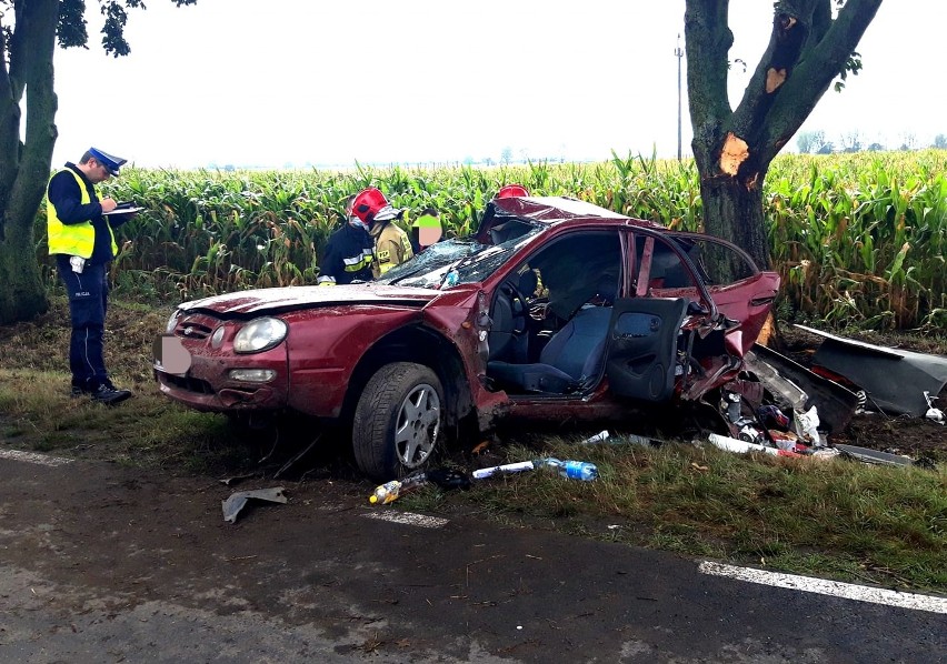 Śmiertelny wypadek w Czyścu. 21-letni kierowca wypadł z drogi, uderzył w drzewo. Nie żyje 11-latek. 2-letnia dziewczynka zabrana do szpitala