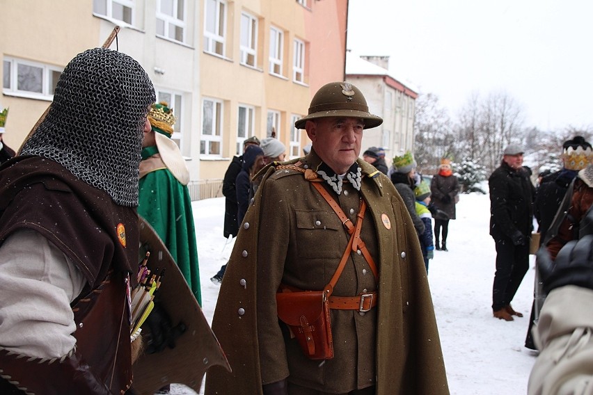 Bobowa. Kilkusetosobowy orszak który poprowadzili Trzej Królowie zmierzał do szopki betlejemskiej