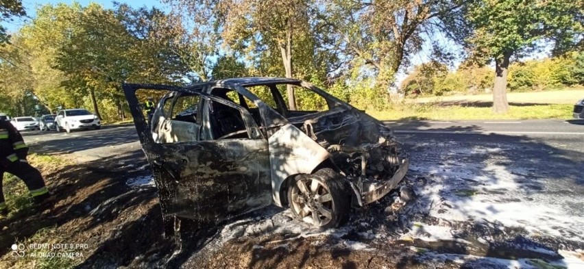 Lublin: Na al. Kraśnickiej samochód stanął w płomieniach. Zobacz zdjęcia z akcji strażaków