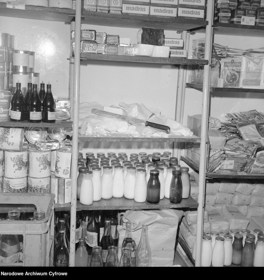 Wnętrze sklepu spożywczego Gminnej Spółdzielni nr 2, w Karczewie przy ulicy Warszawskiej, rok 1978