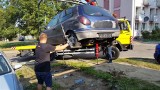 W Częstochowie przybyło miejsc parkingowych. Strażnicy miejscy wzięli na celownik samochodowe wraki