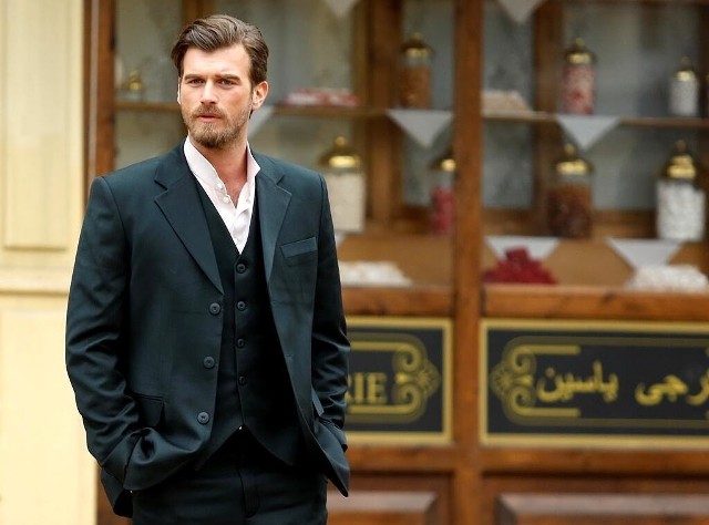 Kivanc TatlitugW ubiegłym roku na pierwszym miejscu najlepiej zarabiających gwiazd w Turcji uplasował się Kivanc Tatlitug.Za jeden odcinek „Imperium miłości” dostaje 25 tysięcy dolarów. W jego przypadku to jednak nie jedyny dochód, jaki zasila jego konto. Tatlitug bierze również udział w reklamach. W ubiegłym roku zainkasował 2 miliony dolarów, za reklamę Akbank i 4 miliony dolarów za współpracę z marką „Mavi Jeans". Jego roczny przychód 2014 roku, wyniósł około 8,5 mln dolarów! CZYTAJ TAKŻE:"Imperium miłości". Kivanc Tatlitug czyli turecki Brad Pitt [ZDJĘCIA]