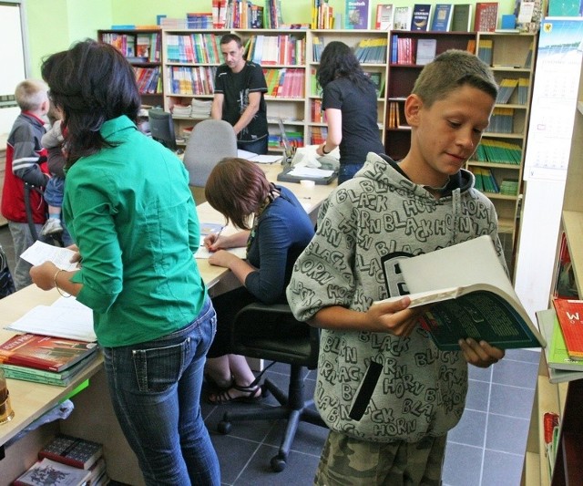 W komisie na słupskiem dworcu PKP im bliżej początku września, tym więcej osób poszukuje używanych książek. 