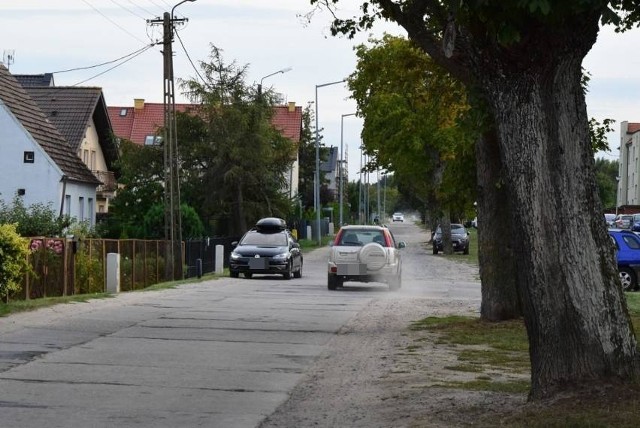 Dziurawa i zakurzona ulica Polna w Ustce to droga do domu i pracy wielu mieszkańców miasta