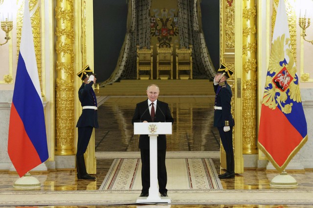 Podczas uroczystości składania przez ambasadorów listów uwierzytelniających, Putin był spięty i nie podał ręki żadnemu z gości.