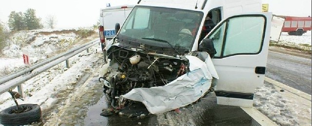 Renault master wpadł w poślizg. Kierowca jest w szpitalu.