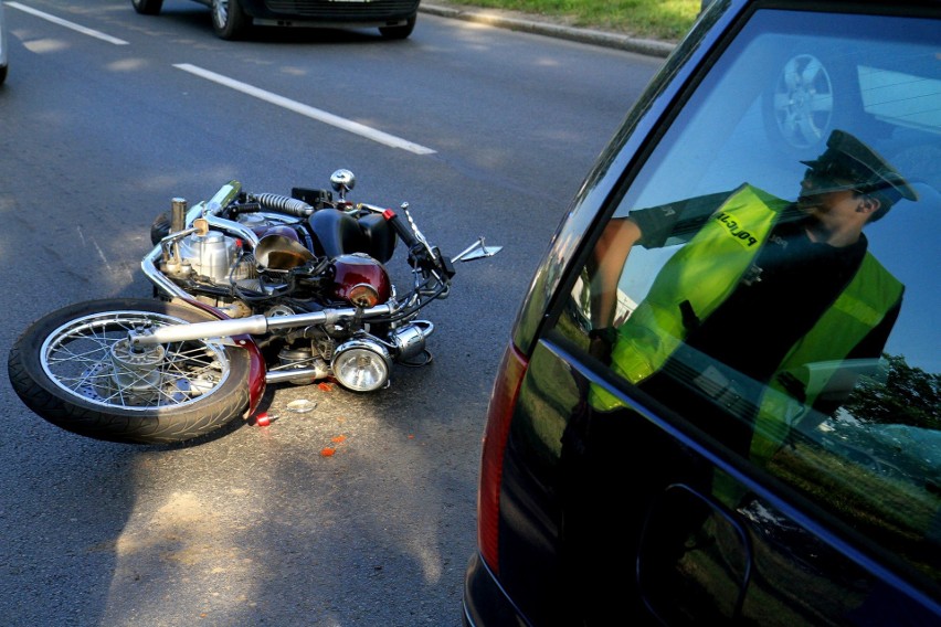 Wypadek pod Koroną. Motocykl uderzył w samochód