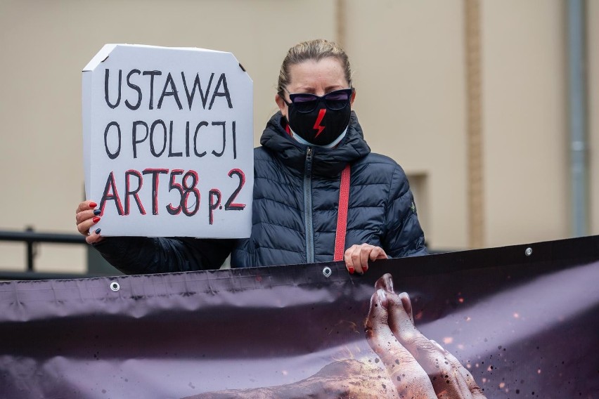 Pikietujący powoływali się na Ustawę o policji, która w art....