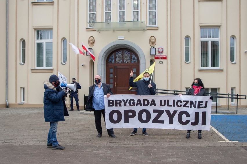 Pikietujący powoływali się na Ustawę o policji, która w art....