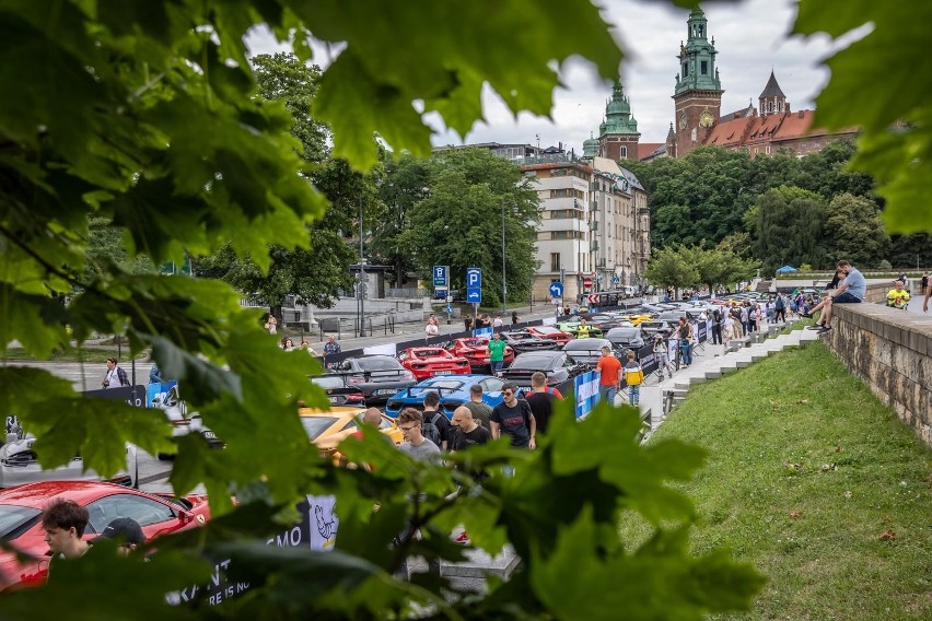 Kraków. Gran Turismo Polonia 2021: Supersamochody dotarły pod Wawel. Miliony na kółkach! [ZDJĘCIA]
