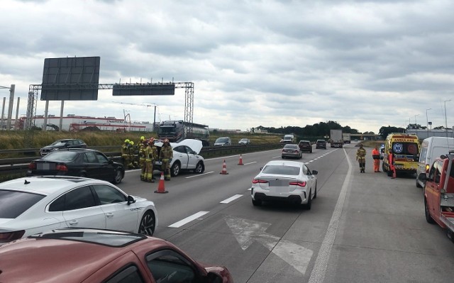 Zderzyły się Jaguar, mercedes i samochód dostawczy marki Renault.