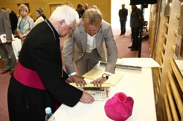 Akt erekcyjny pod Bulwary ks. dr. Stanisława Hałko, czwartkowe wydanie Kuriera Porannego oraz jednogroszówkę włożono do posrebrzanej tuby, którą wmurowano na bulwarach. (na zdjęciu ks. prałat Antoni Lićwinko oraz Marek Pietrowcew)