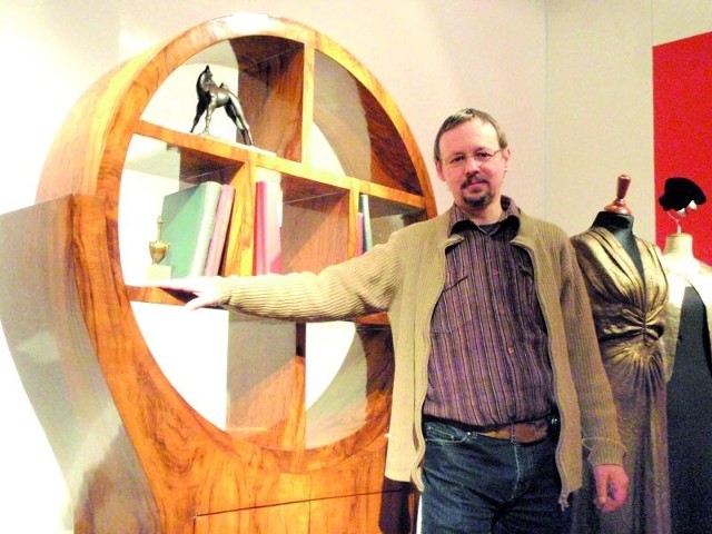 Tomasz Czyżewski, kurator wystawy prezentuje jeden z mebli z epoki art déco. Do dziś podziw wzbudza jakość użytych materiałów i wykonania.